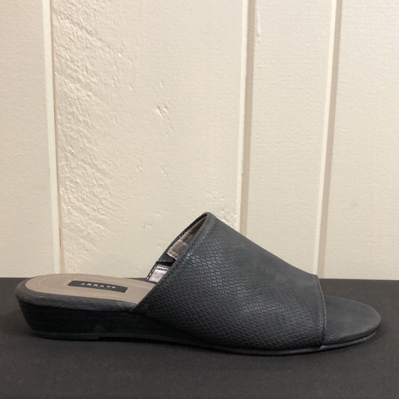 Array Black Low Heel - Picture 12 of 12